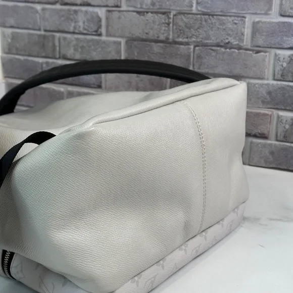 Louis Vuitton Discovery Backpack - Picture 5 of 9